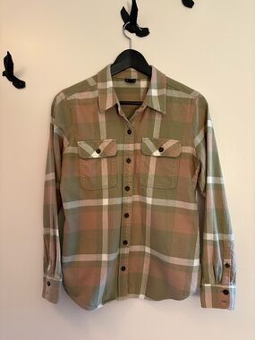 Patagonia Women’s green and pink plaid organic cotton shirt (XS)